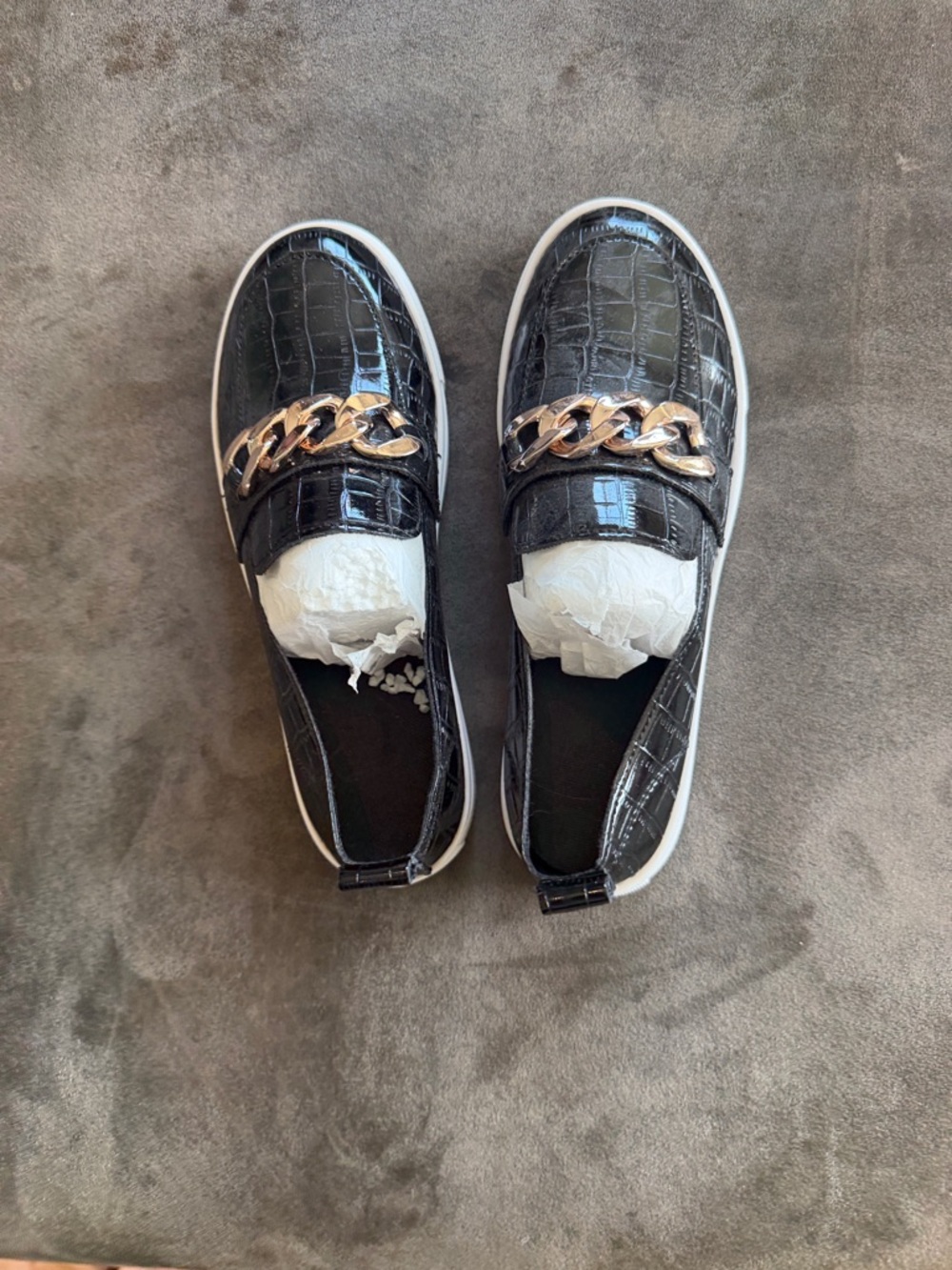SHEIN Black Croc-Embossed Slip-On Flats with Gold Chain